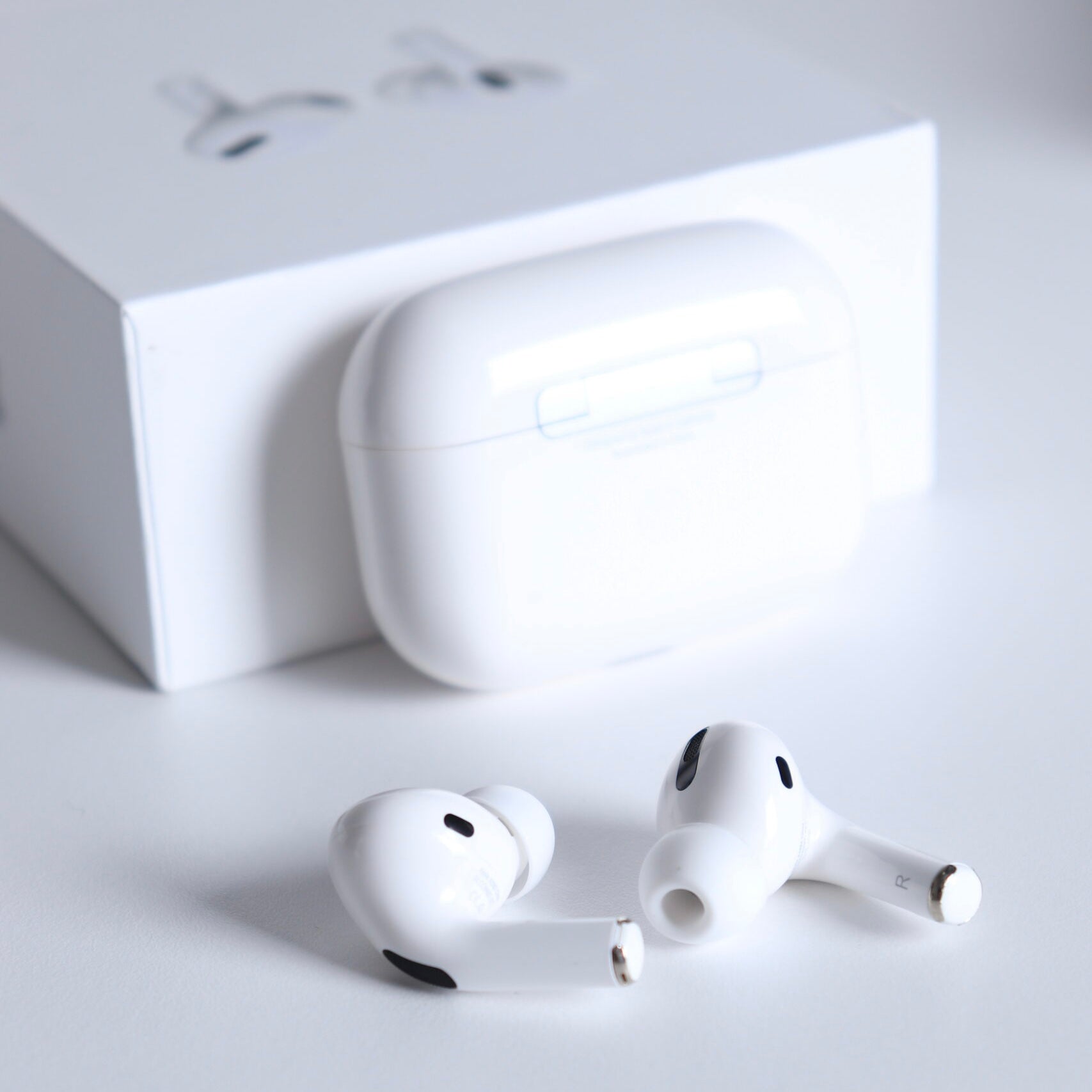 White Airpods with Long-Lasting Battery and Fast Charge - 1 Pcs